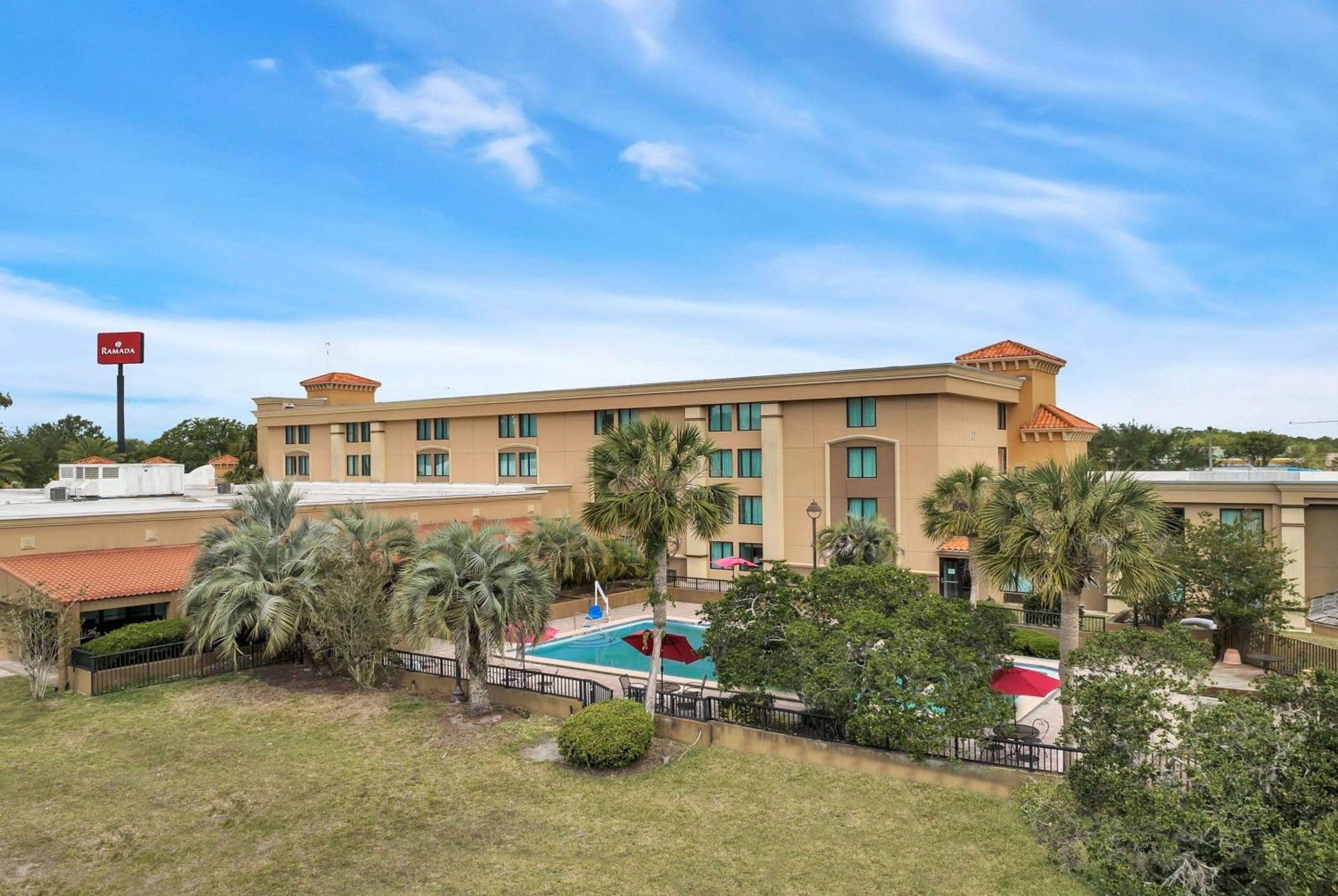 Ramada By Wyndham Jacksonville I-95 By Butler Blvd Екстериор снимка