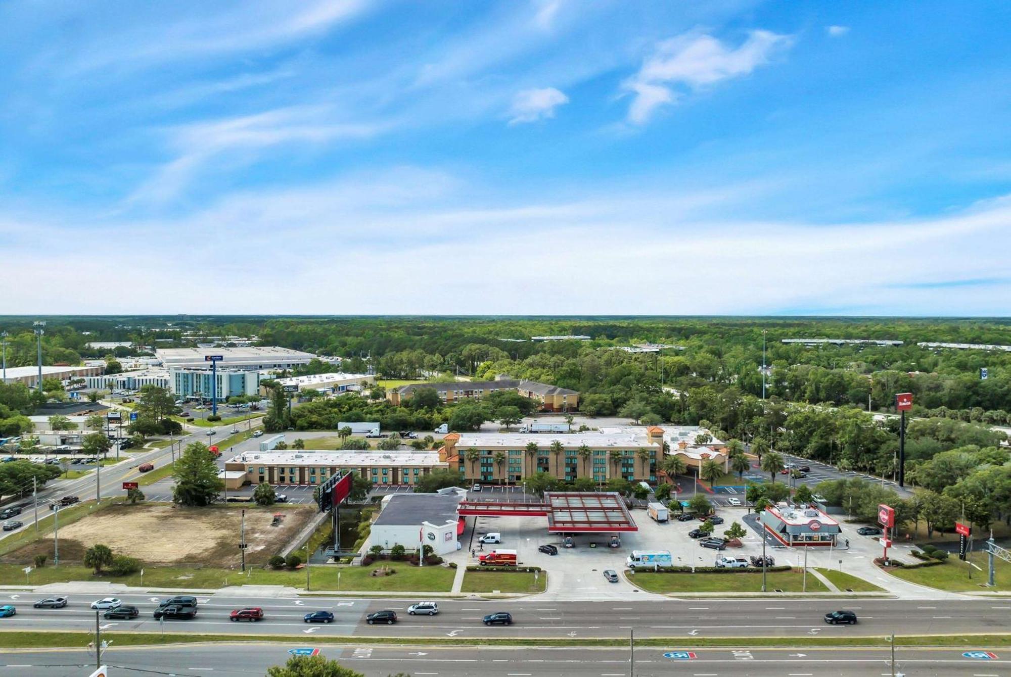 Ramada By Wyndham Jacksonville I-95 By Butler Blvd Екстериор снимка